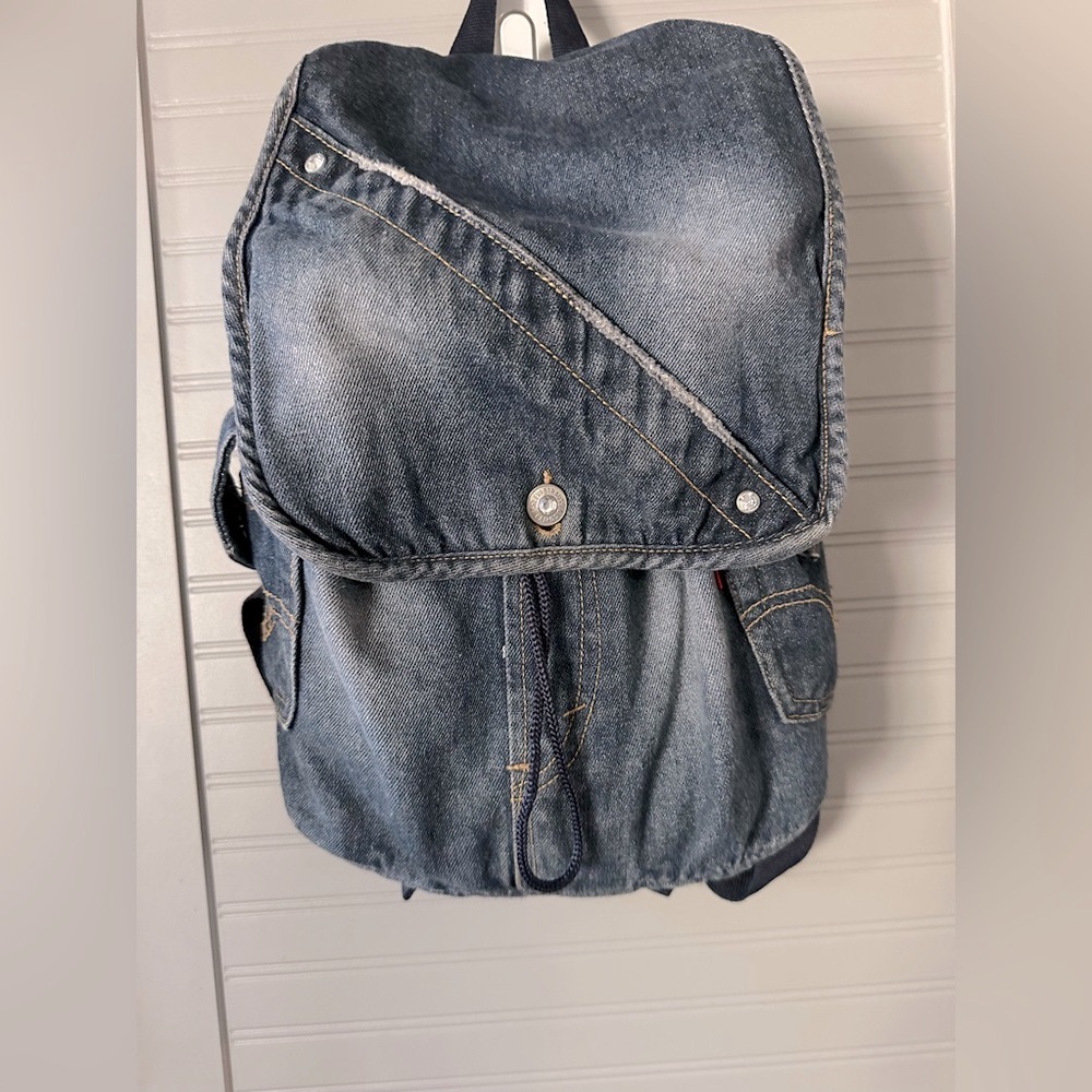 LEVIS backpack  Denim Drawstring 12"x13"x5" 2 side pockets 
Adjustable Straps